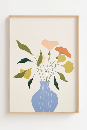 Illustrationsplakat med stiliserede blomster i bløde grønne, gule og ferskenfarvede nuancer arrangeret i en lyseblå vase.
