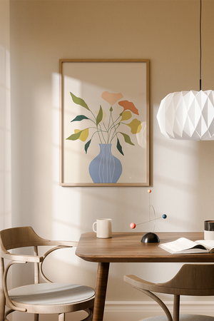 Illustrationsplakat med stiliserede blomster i bløde grønne, gule og ferskenfarvede nuancer arrangeret i en lyseblå vase.
