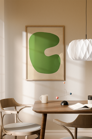 Minimalistisk illustrationsplakat med en stor organisk grøn form på lys beige baggrund i et moderne grafisk design.