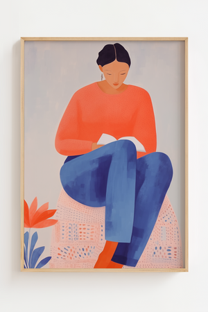 Illustrationsplakat af en kvinde, der sidder og læser en bog i varme koral- og blå nuancer.