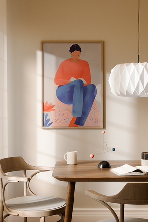 Illustrationsplakat af en kvinde, der sidder og læser en bog i varme koral- og blå nuancer.