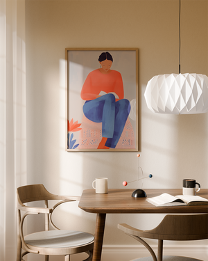 Illustrationsplakat af en kvinde, der sidder og læser en bog i varme koral- og blå nuancer.