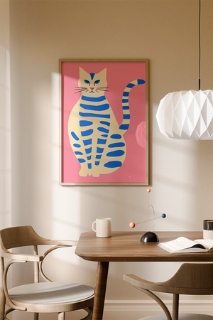 Farverig illustrationsplakat med en cremefarvet kat med blå striber på lyserød baggrund.