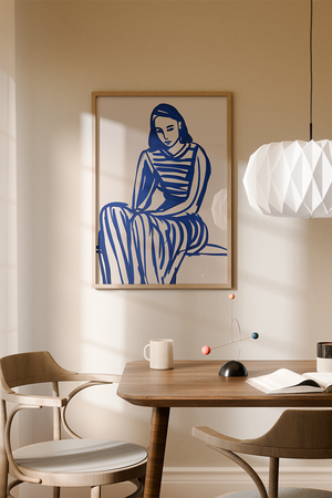 Blå og hvid illustrationsplakat med en siddende kvinde i stribet tøj tegnet med ekspressive penselstrøg.