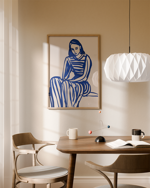 Blå og hvid illustrationsplakat med en siddende kvinde i stribet tøj tegnet med ekspressive penselstrøg.