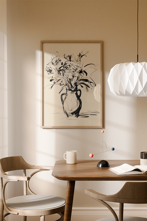 Sort-hvid illustrationsplakat med løst skitserede blomster i en klassisk vase tegnet med ekspressive penselstrøg.