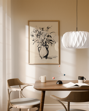 Sort-hvid illustrationsplakat med løst skitserede blomster i en klassisk vase tegnet med ekspressive penselstrøg.
