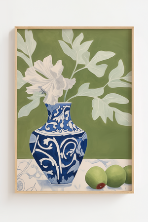 Illustrationsplakat med hvid blomst i dekorativ blå porcelænsvase på grøn baggrund med botaniske blade.