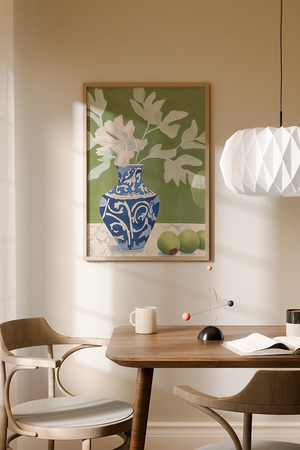 Illustrationsplakat med hvid blomst i dekorativ blå porcelænsvase på grøn baggrund med botaniske blade.