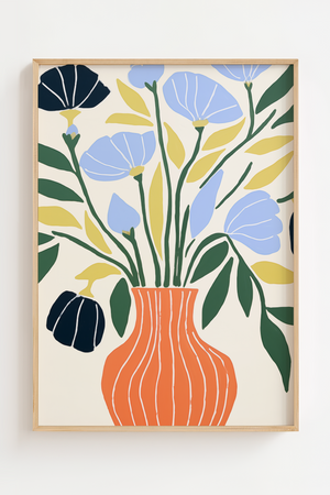 Illustrationsplakat med stiliserede blå blomster og grønne blade i en koralfarvet vase på lys baggrund.