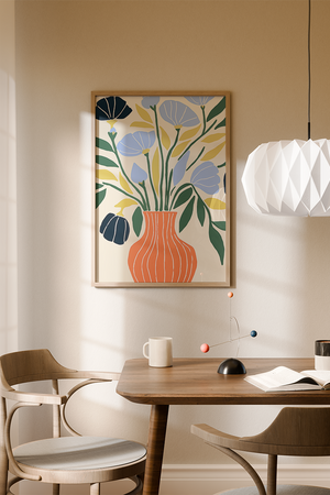 Illustrationsplakat med stiliserede blå blomster og grønne blade i en koralfarvet vase på lys baggrund.