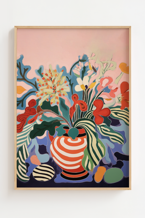 Illustrationsplakat med farverige blomster og frodige planter i en stribet vase på lyserød baggrund.