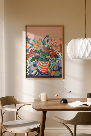 Illustrationsplakat med farverige blomster og frodige planter i en stribet vase på lyserød baggrund.