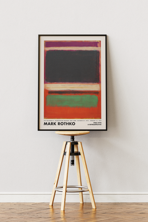 Abstrakt plakat med mørke og farverige felter i lilla, sort, grøn og orange inspireret af Mark Rothkos ikoniske farvekompositioner.