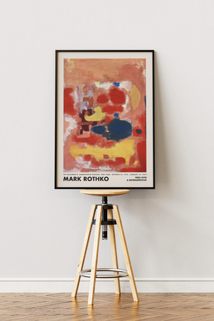 Farverig abstrakt plakat med røde, blå, gule og hvide former på en varm brun baggrund inspireret af Mark Rothkos ekspressive stil.