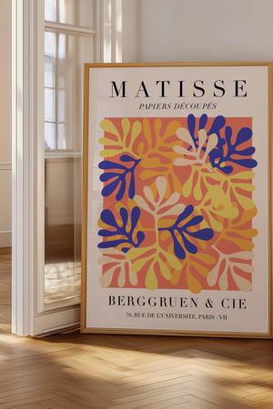 Colorful Paper Shapes Matisse plakat med farverige cut-out blade i blå, gul og orange.