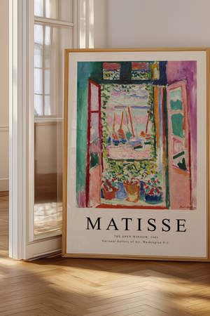 Matisse plakat med åbent vindue, blomster og farverigt havnemotiv fra 1905.