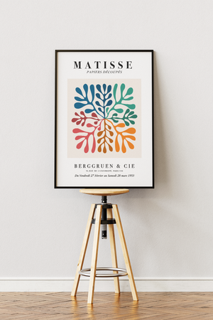 Matisse plakat med farverige organiske bladformer i blå, grøn, rød og orange – inspireret af Matisse’ papirklipkunst.