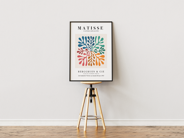 Matisse plakat med farverige organiske bladformer i blå, grøn, rød og orange – inspireret af Matisse’ papirklipkunst.