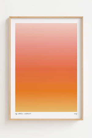 Orange Aura Sunset Plakat er et minimalistisk og stemningsfuldt kunsttryk inspireret af solnedgangens varme farver 