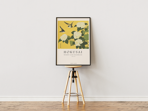 Japansk Hokusai plakat med trumpet liljer og fugle på gylden baggrund.