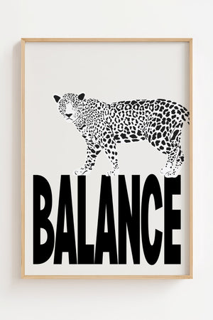 Balance leopard plakat med sort-hvid dyremotiv på store bogstaver