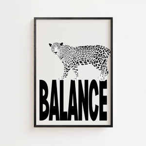 Balance leopard plakat med sort-hvid dyremotiv på store bogstaver, sort ramme