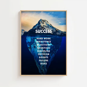 Success isbjerg plakat med fotografisk motiv og budskab i hvid typografi