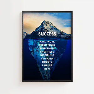 Success isbjerg plakat med fotografisk motiv og budskab i hvid typografi, sort ramme
