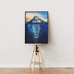 Success isbjerg plakat med fotografisk motiv og budskab i hvid typografi i egetræsramme på staffeli