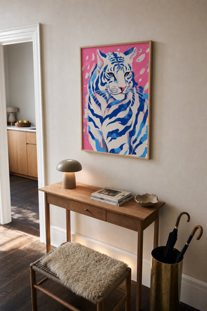 Blå tiger plakat i hvid ramme over kommode i farverigt værelse