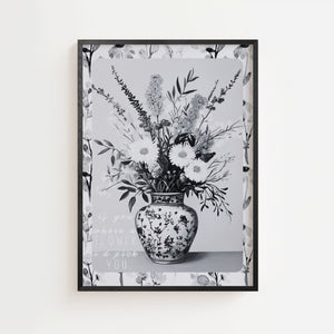 Blomsterbuket i orientalsk vase plakat med detaljeret sort-hvidt motiv, sort ramme