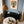 Blomstervase med orange blomster plakat i ramme ved indgang i entre