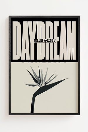 Daydream plakat med stor beige typografi, japansk tekst og stiliseret blomst, sort ramme