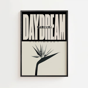 Daydream plakat med stor beige typografi, japansk tekst og stiliseret blomst, sort ramme