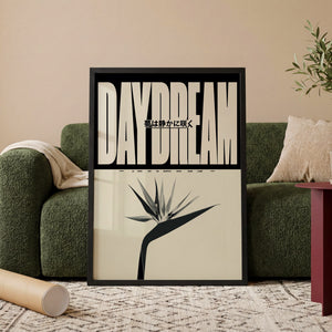 Daydream plakat med stor beige typografi, japansk tekst og stiliseret blomst i egetræsramme ved sofa