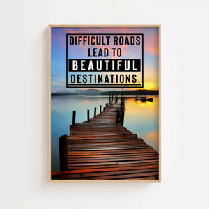 Difficult Roads plakat med træbro ved solnedgang og motiverende citat