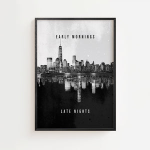Early Mornings Late Nights plakat med New York skyline og spejlbillede i sort-hvid, sort ramme