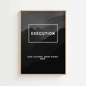 Execution plakat med hvid typografi over gråt bjerglandskab