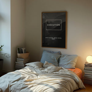 Execution plakat med hvid typografi i egetræsramme over seng