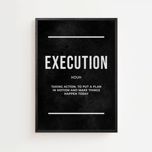 Execution Definition plakat med stor typografi på sort baggrund, sort ramme