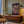 Farverig vase med tulipaner plakat i mørk ramme over sofa i stue