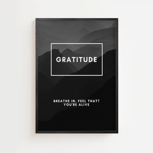 Gratitude plakat med bjerglandskab i gråsorte toner og hvid typografi, sort ramme