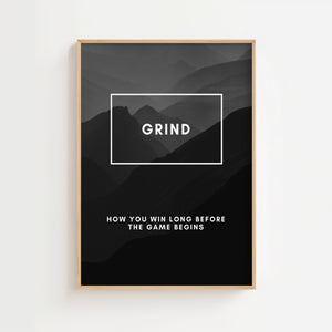 Grind plakat med bjerglandskab i gråsorte nuancer og hvid typografi