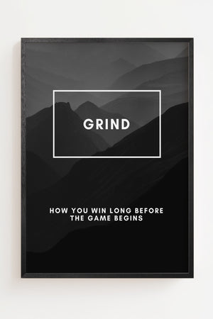 Grind plakat med bjerglandskab i gråsorte nuancer og hvid typografi, sort ramme