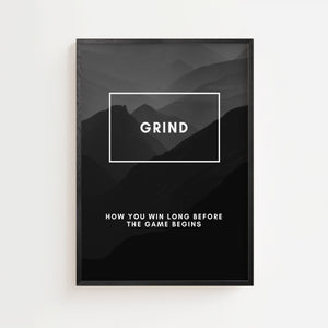 Grind plakat med bjerglandskab i gråsorte nuancer og hvid typografi, sort ramme