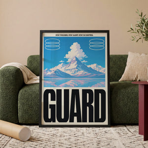 Guard bjerglandskab plakat med grafiske cirkelformer og typografi i egetræsramme ved sofa