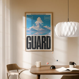 Guard bjerglandskab plakat med grafiske cirkelformer og typografi i egetræsramme over spisebord