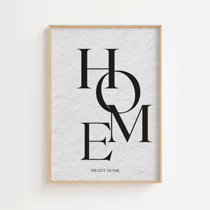 Hjem kært hjem typografiplakat med stablet serifdesign i sort og hvid