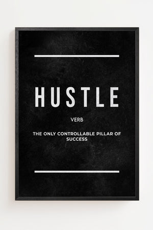 Hustle plakat med sort baggrund og hvid typografi og definition, sort ramme